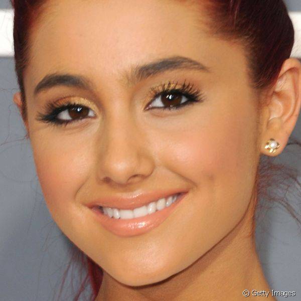 A sombra dourada foi um item bastante usado por Ariana Grande no come?o da carreira e fez parte do look que a cantora usou no Grammy